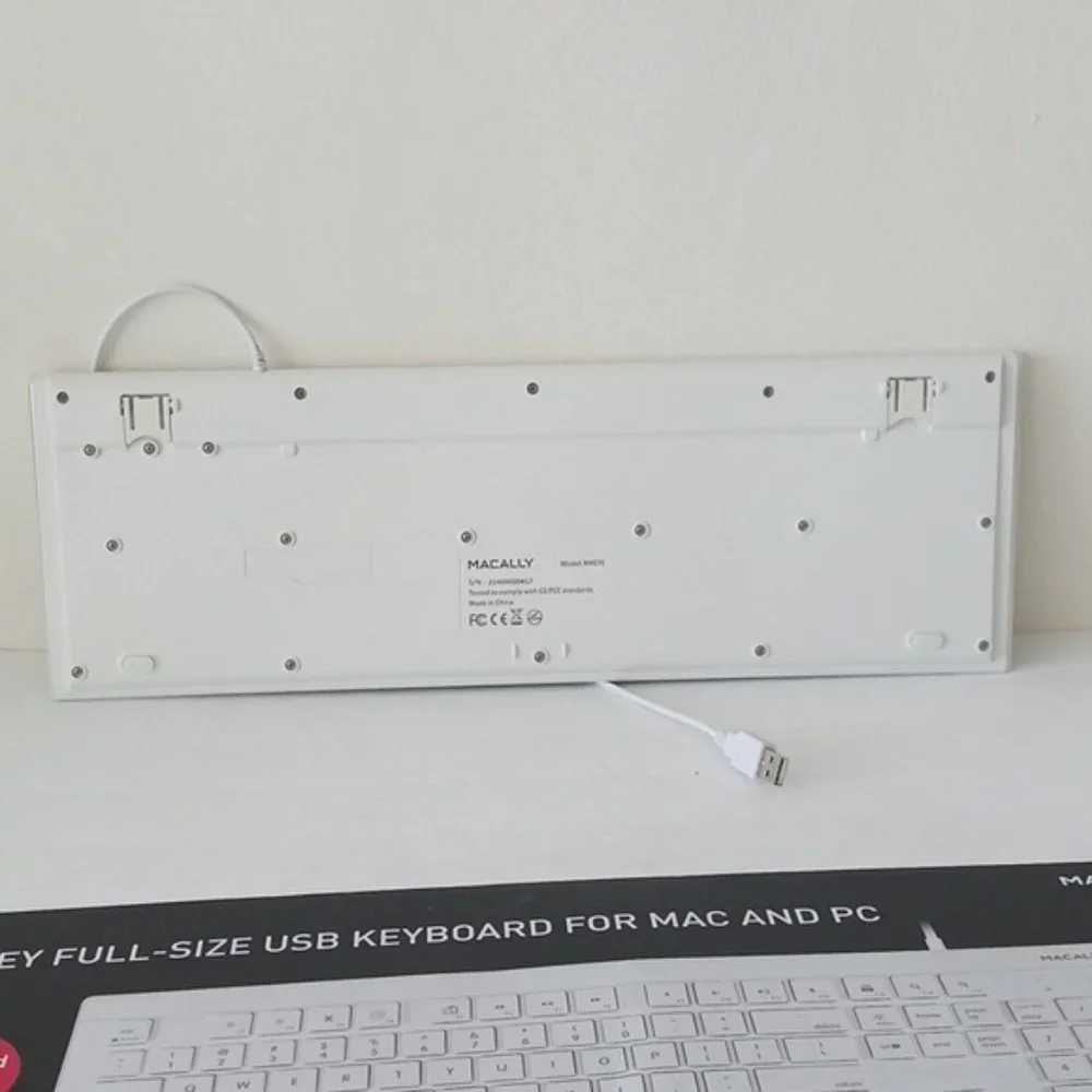 Macally 104 key full size USB Keyboard for Mac and PC in white